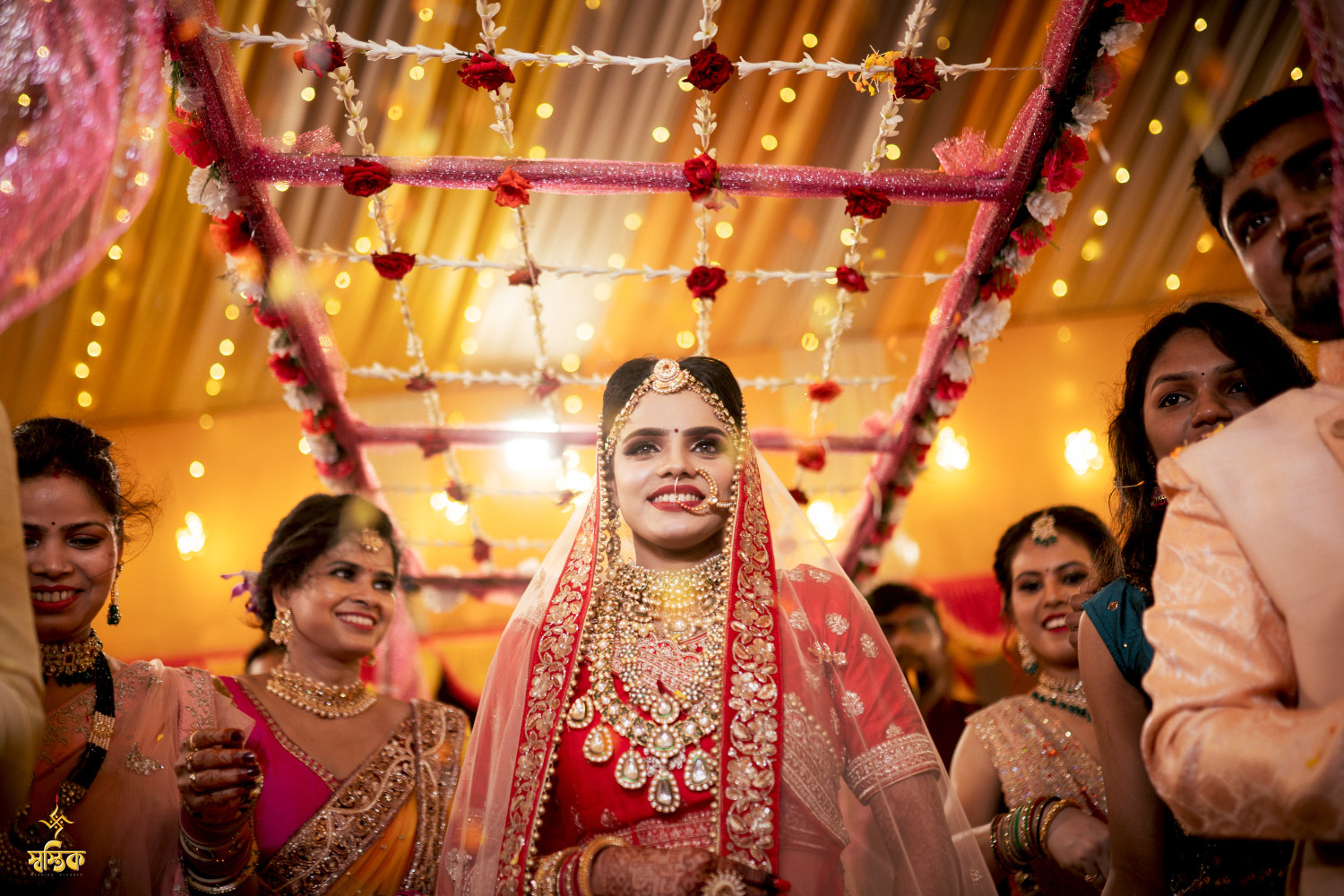 Indian Bridal Poses For Aesthetic Photos - Indian(Hindu) Photoshoot Bridal  Poses
